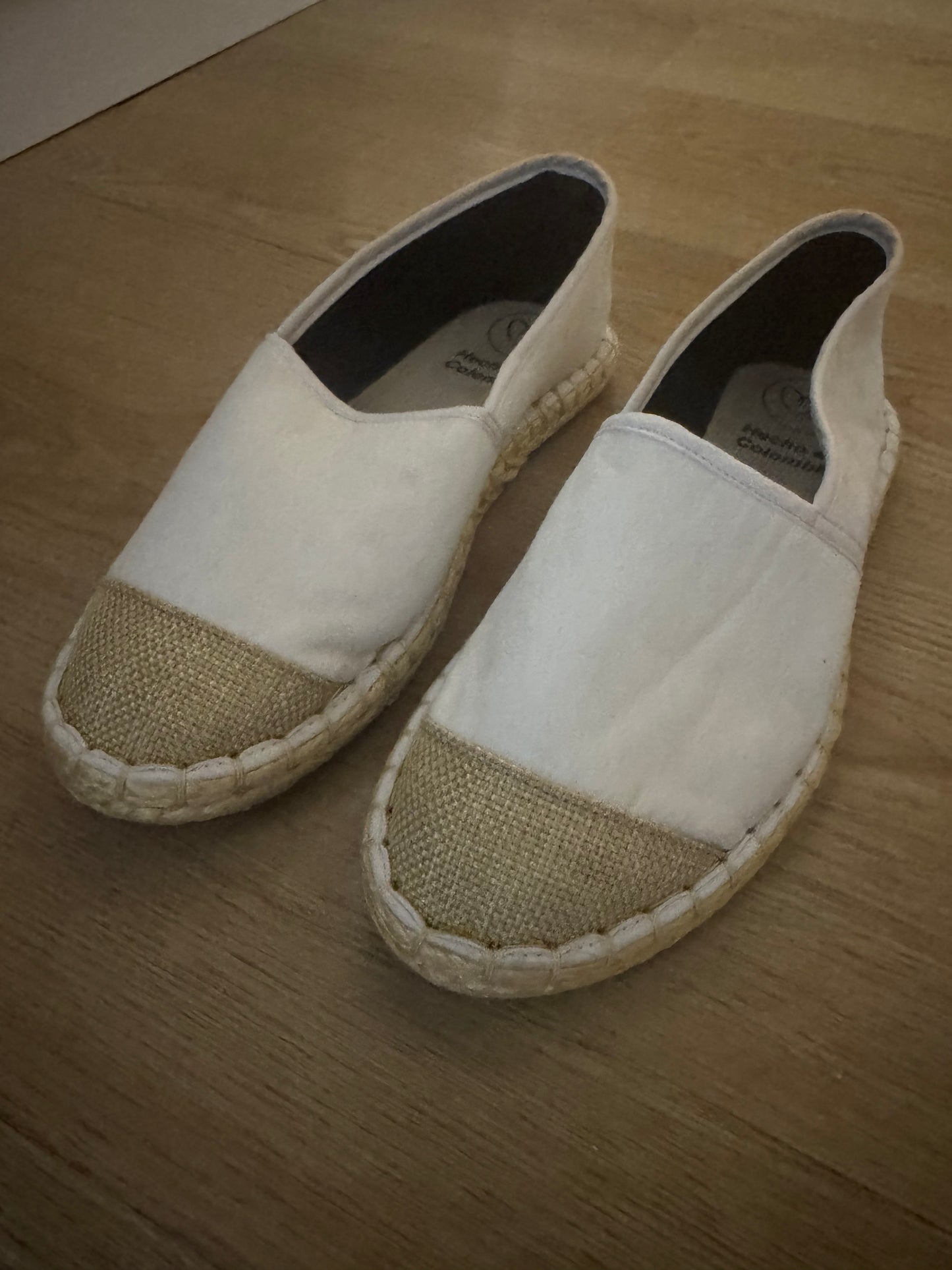 Espadriles Blancos con Punta Natural – Frescura con Estilo